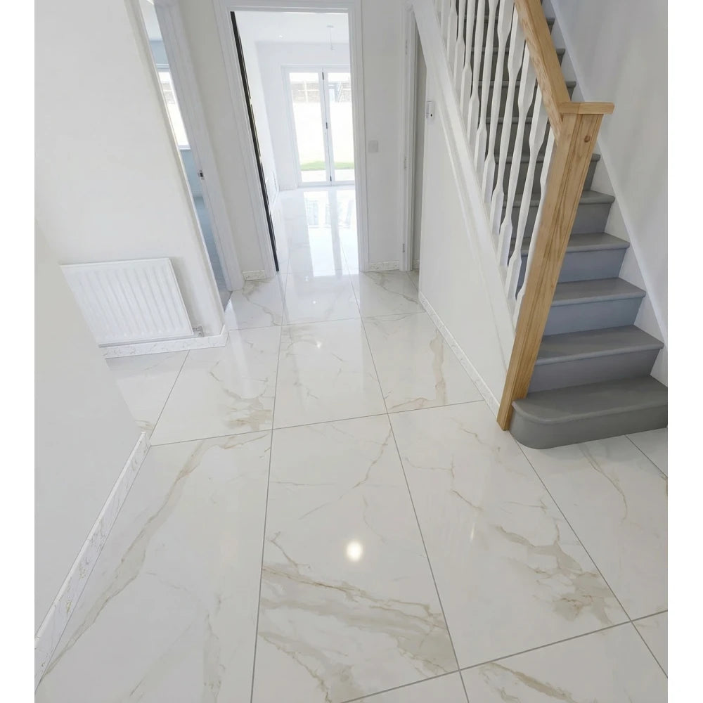 Plinta decorativa Gold White WP08 14x79x2000 mm, aspect marmura Calacatta Gold din Polimer Dur